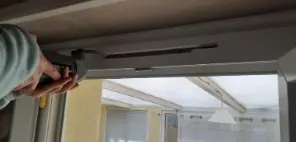 Perçage du cadre pour poser une grille d'aération