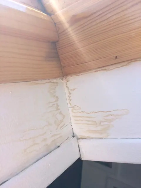 Traces d’infiltration autour d’un Velux