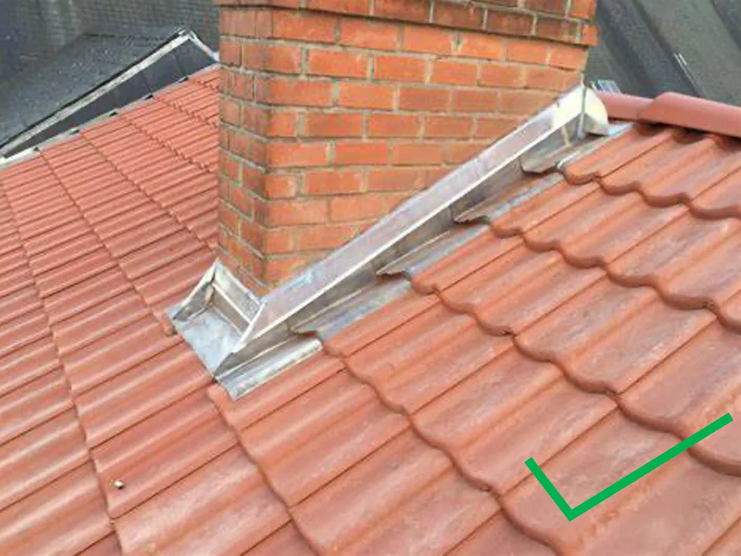 Solin de cheminée en zinc sur tuiles