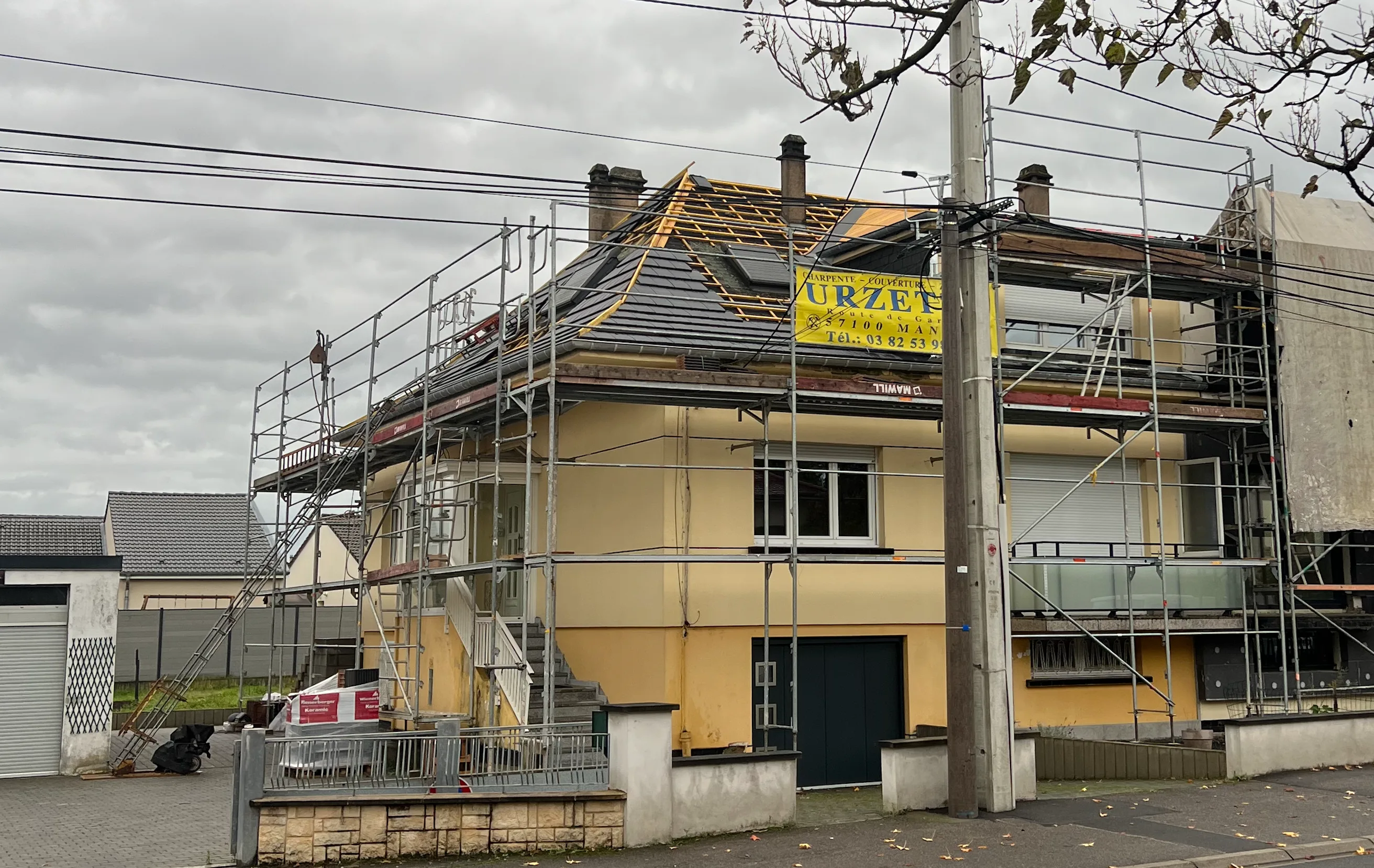 Surtoiture en tuiles posée au-dessus de l’amiante