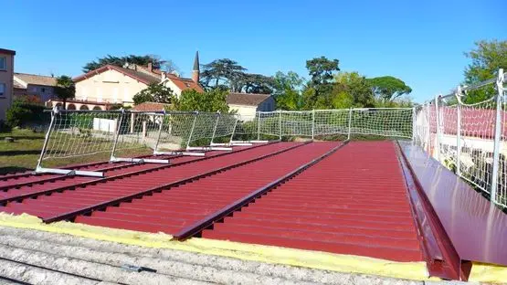 Surtoiture en bac acier rouge