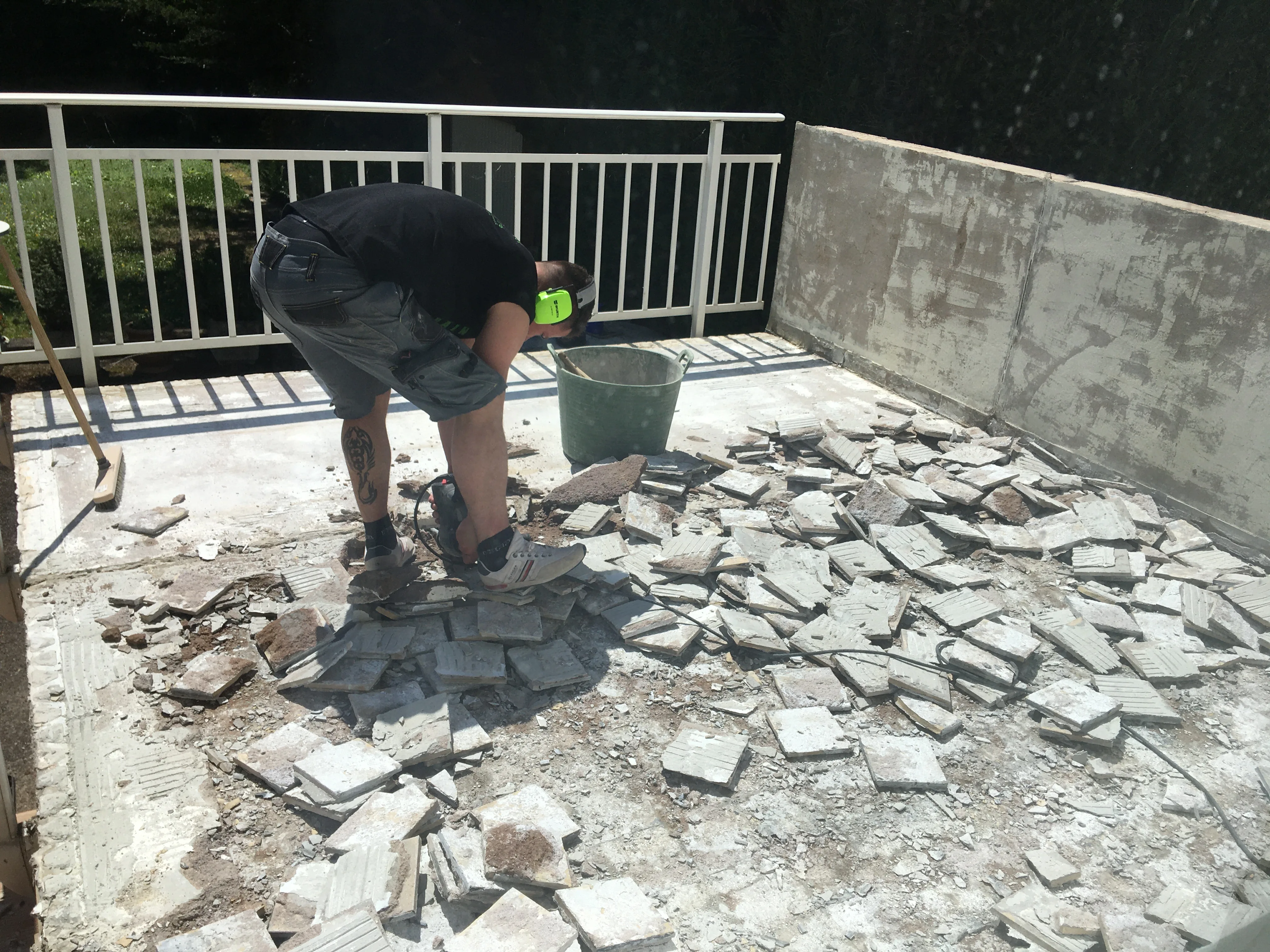 Dépose de l’ancien carrelage de la terrasse