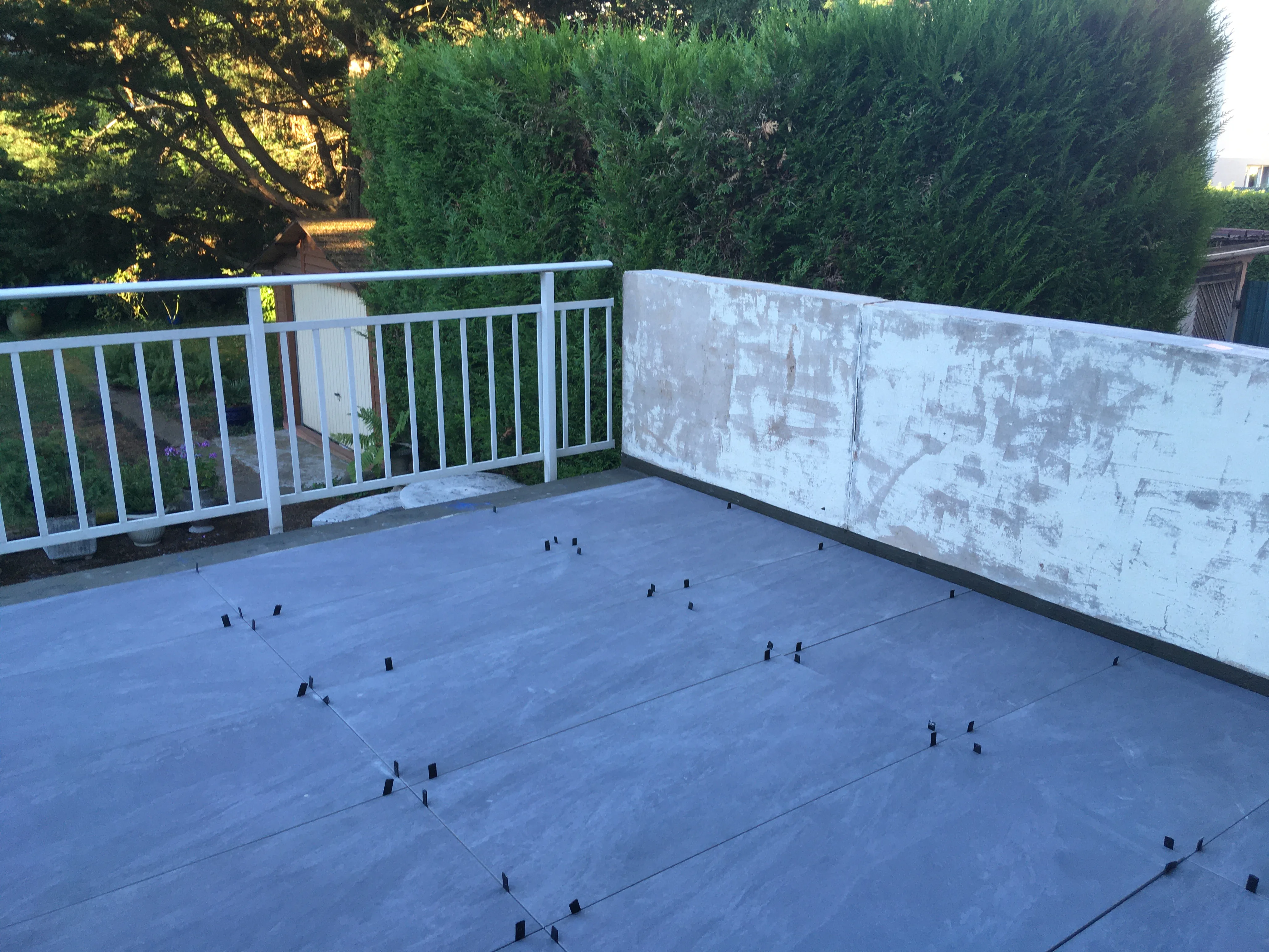 Pose du carrelage sur la terrasse
