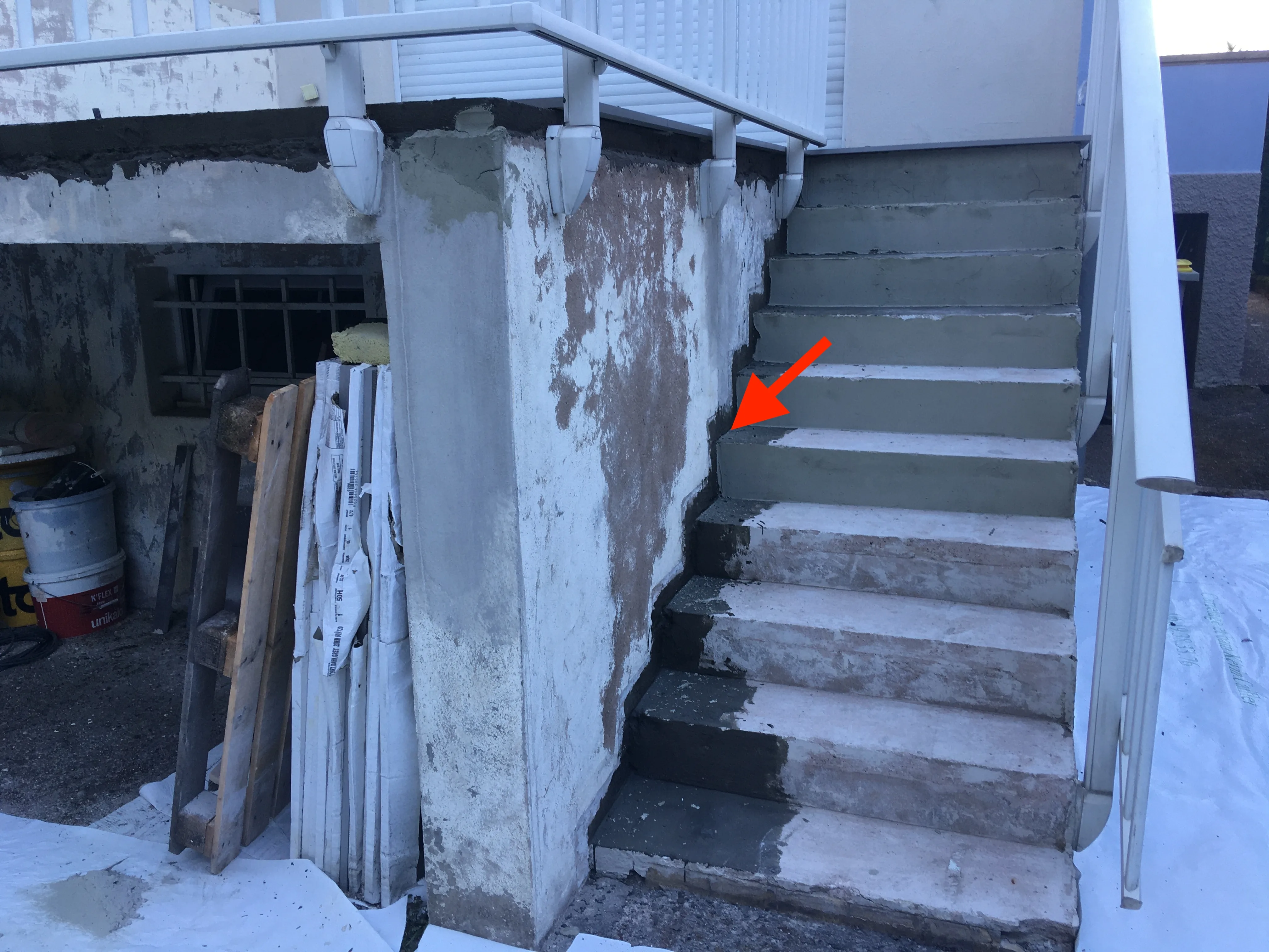 Pose du carrelage sur les marches de l’escalier