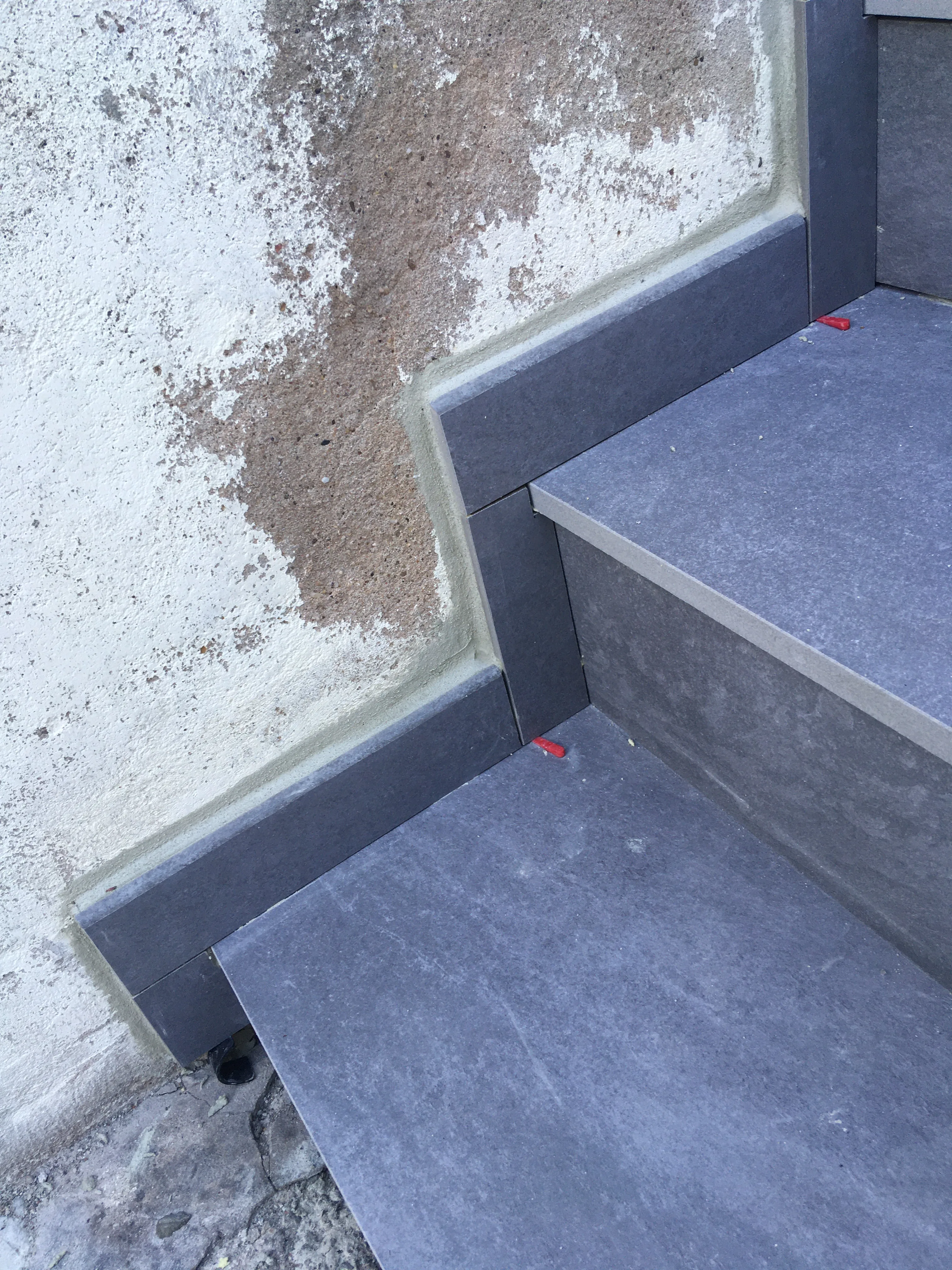 Étanchéité et préparation des plinthes de l’escalier