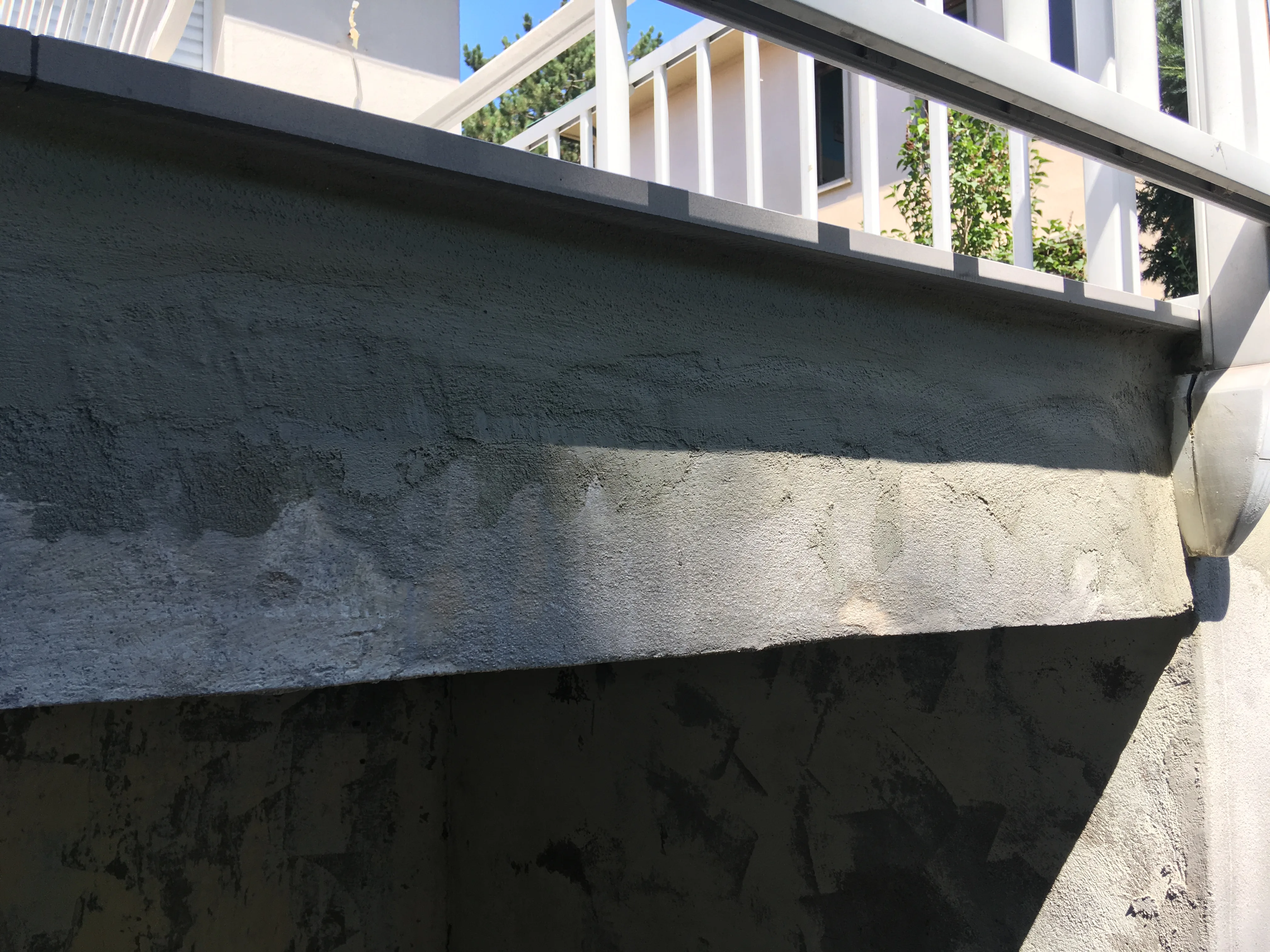 Débord du carrelage en rive de terrasse