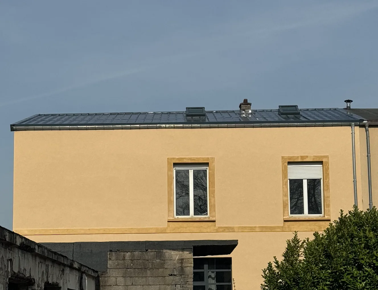 Toiture en bac acier avec Velux vue depuis la façade