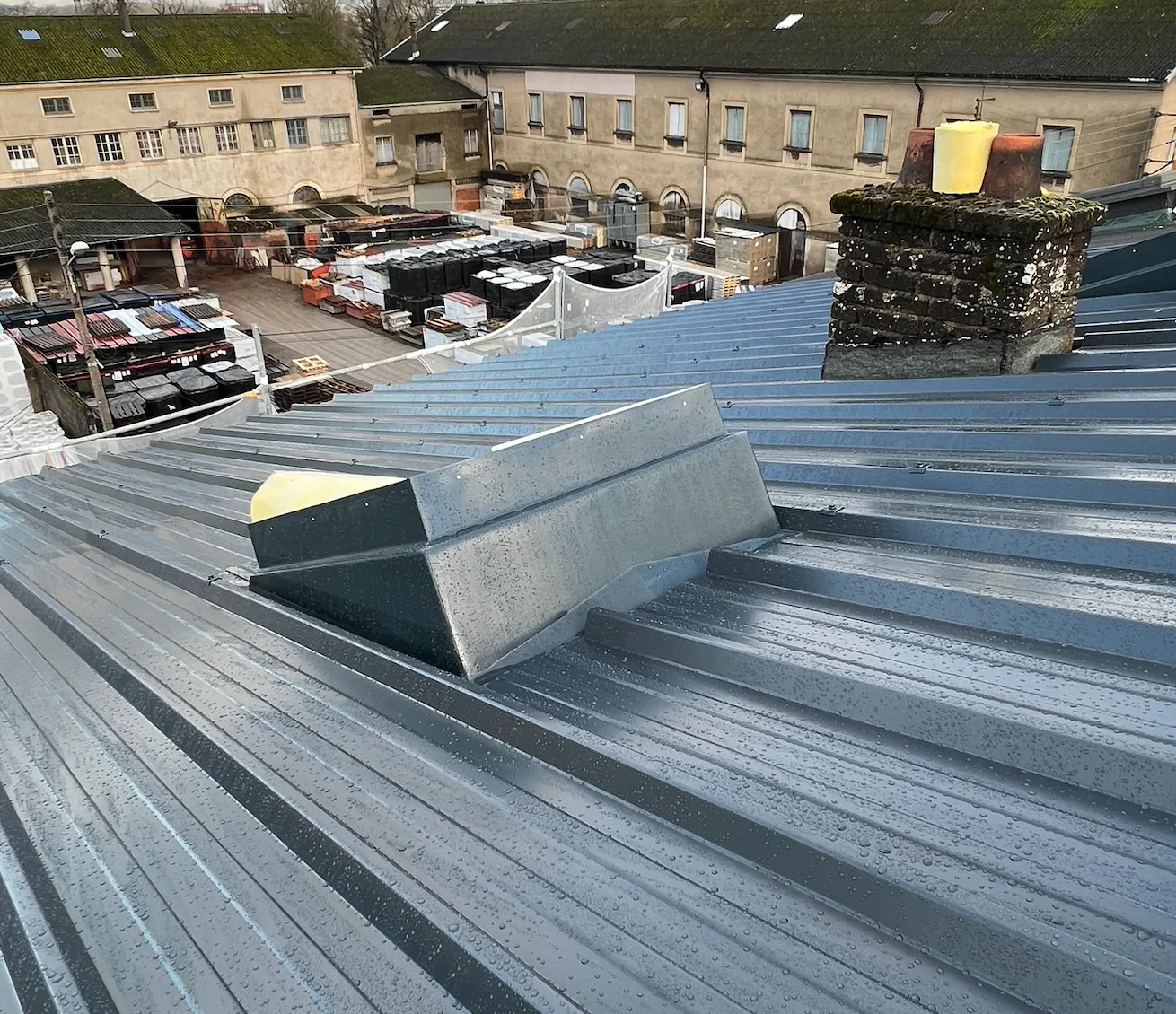 Velux surélevés sur une toiture en bac acier