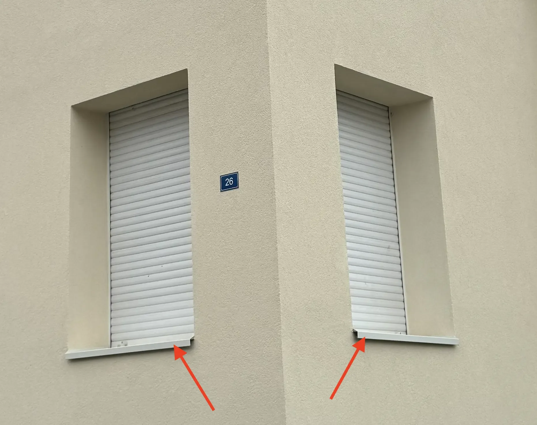 Deux appuis de fenêtre métalliques installés après une ITE