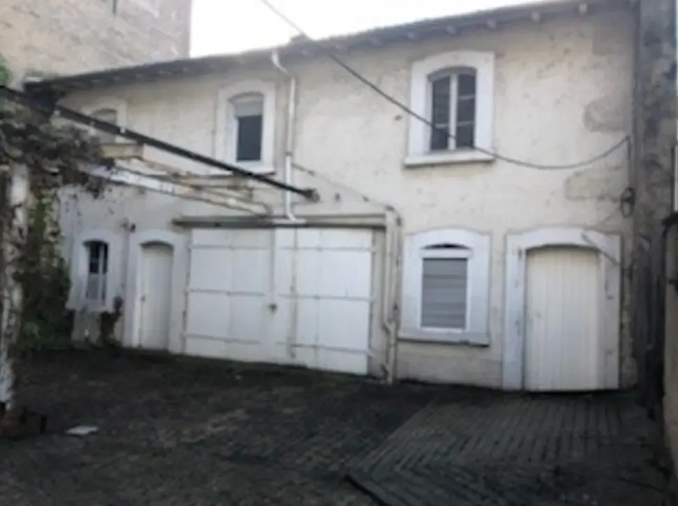 Cour d'un bâtiment ancien avant le démarrage de la rénovation de façade