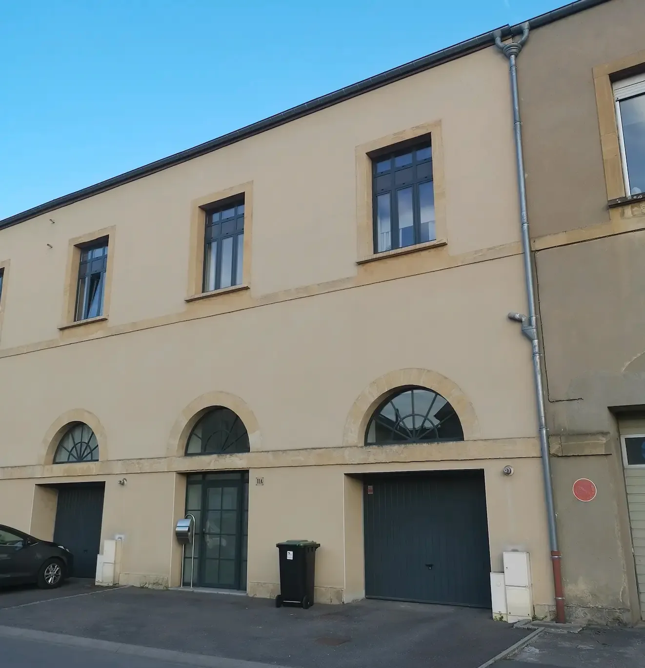 Bâtiment ancien rénové avec un crépi minéral beige