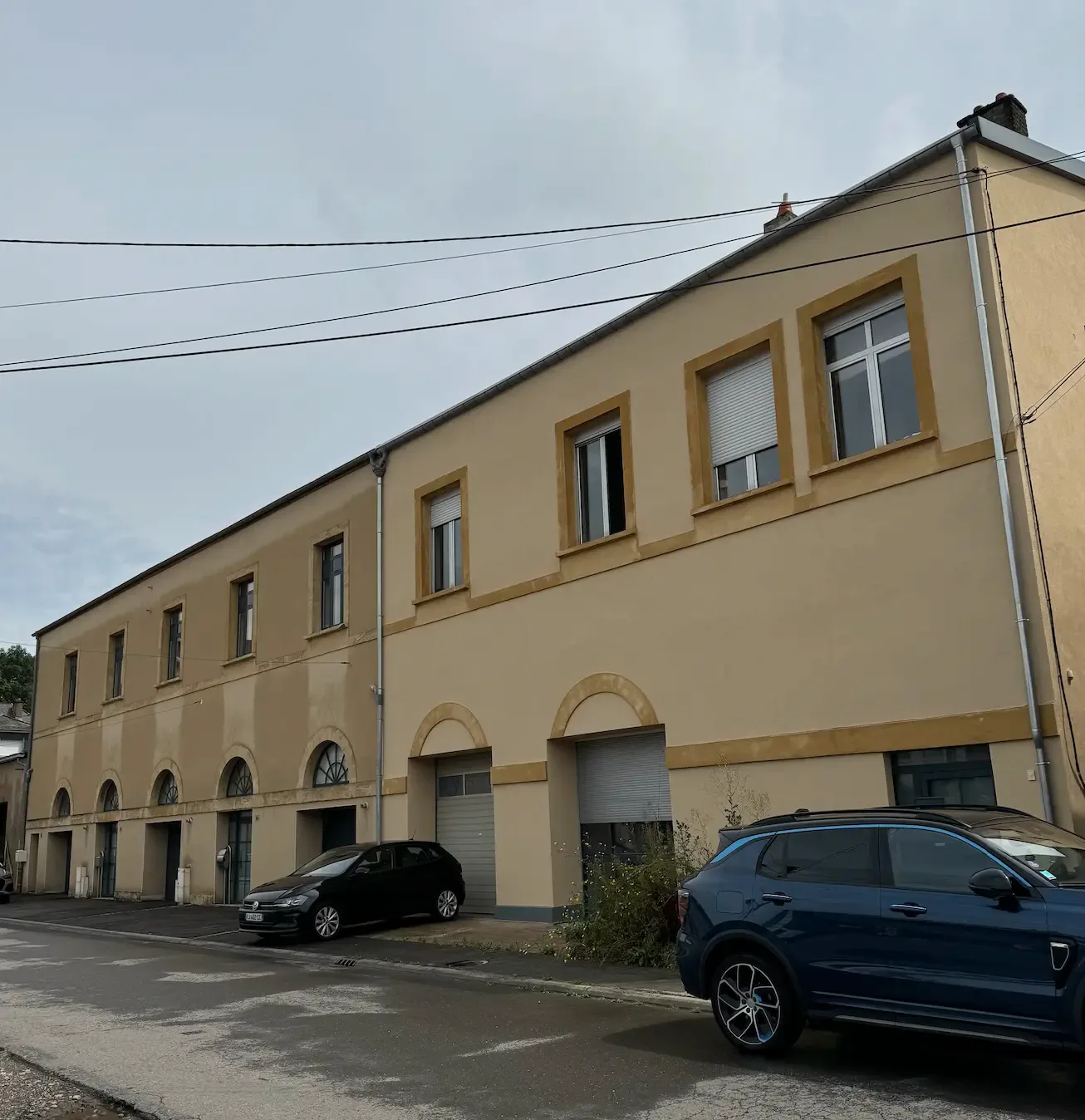Comparaison après la pluie entre une façade minérale humide et une façade siliconée sèche