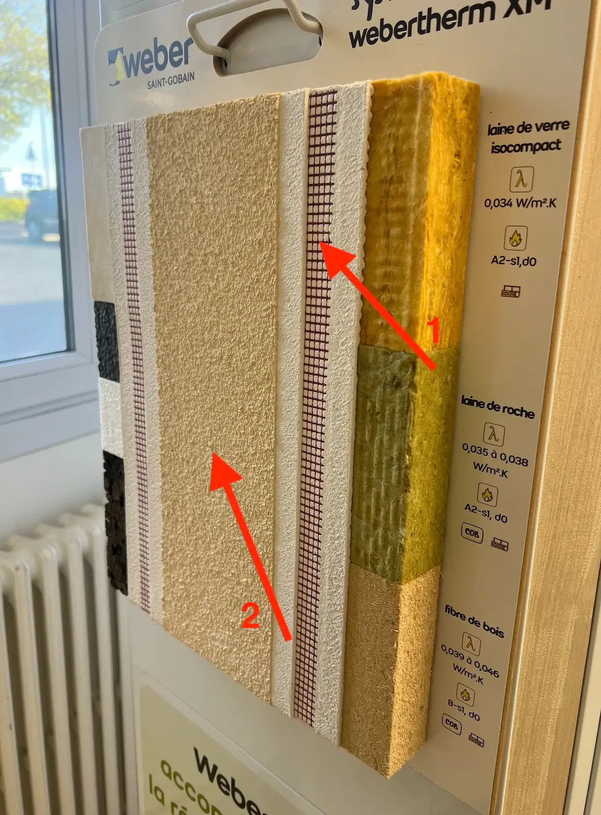 Échantillon en coupe d'un complexe ITE avec isolant, trame et enduit de finition