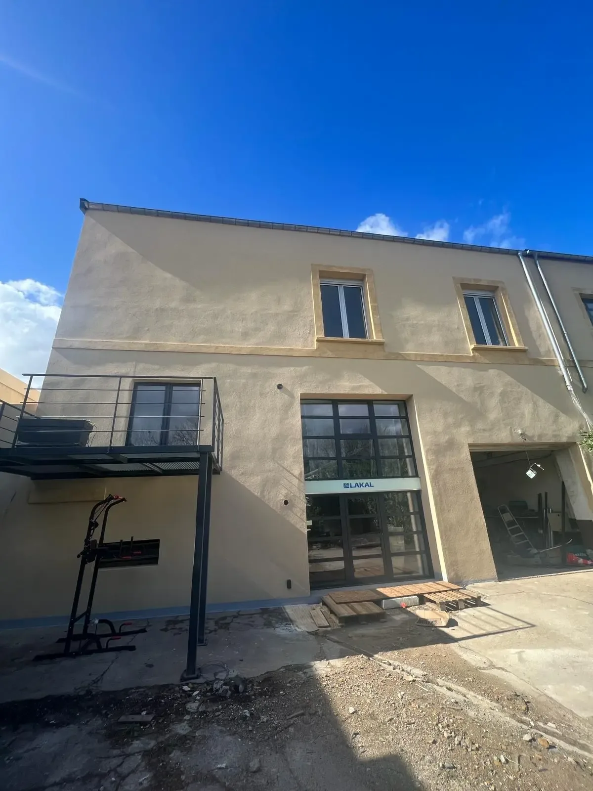 Défauts et ondulations d'une façade en RPE révélés par le soleil rasant