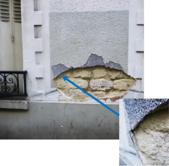Enduit moderne arraché révélant une maçonnerie ancienne friable