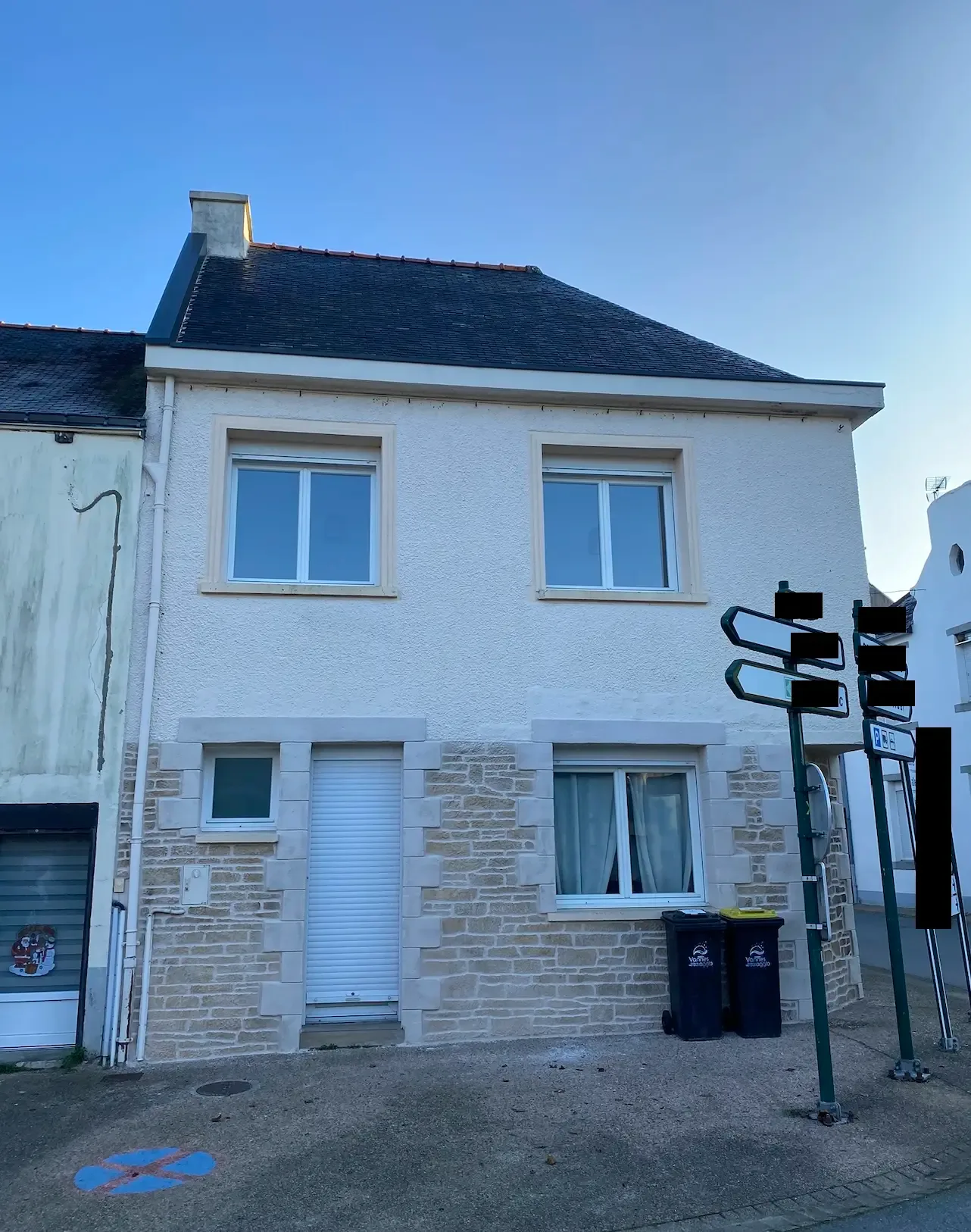 Même façade rénovée avec soubassement imitation pierre et enduit clair