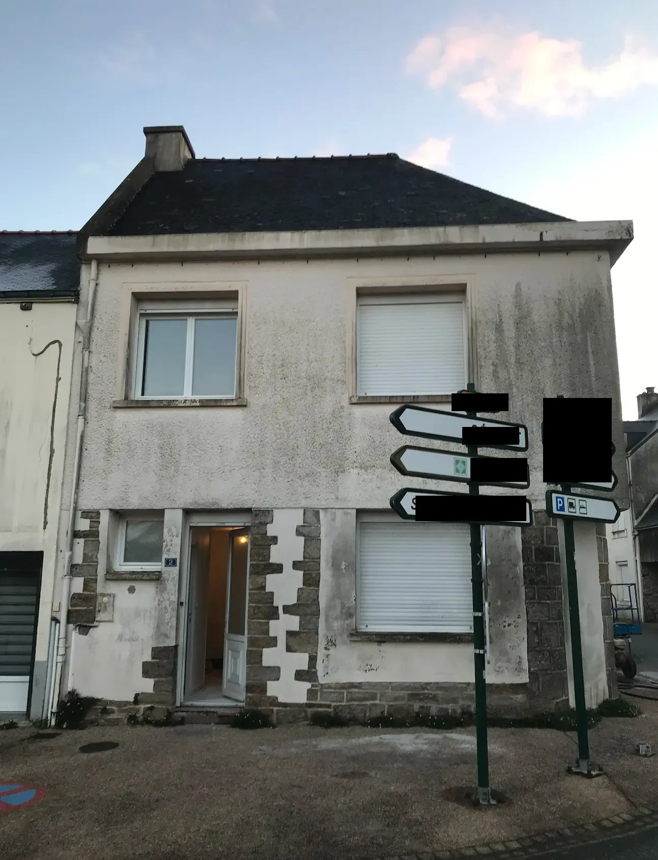 Façade de maison tachée et dégradée avant application d'un enduit Décopierre