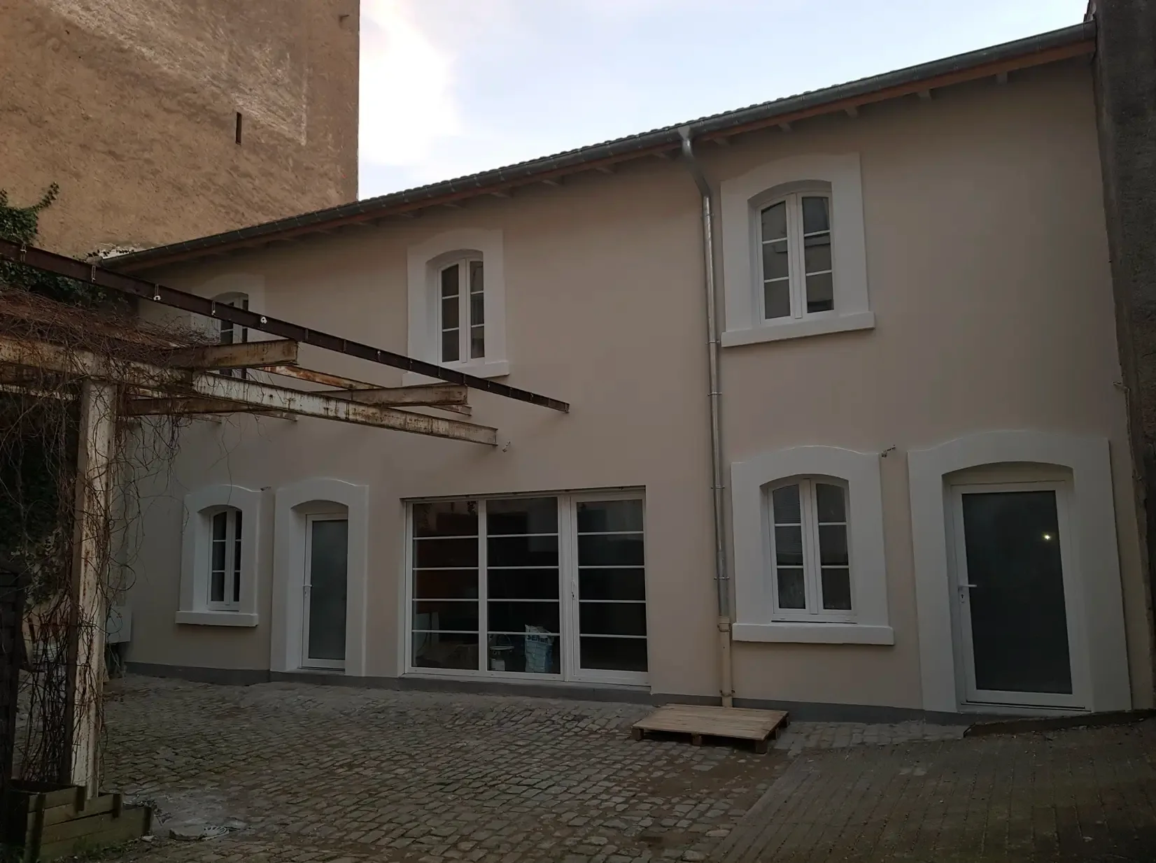 Façade terminée en blanc cassé avec encadrements blancs