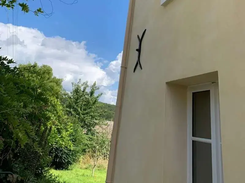 Façade recouverte d'un enduit chaux-chanvre beige