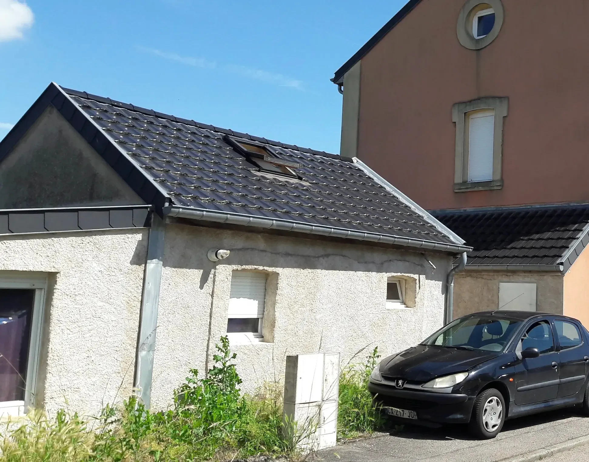 Annexe avec ancien enduit ciment projeté vue depuis la rue