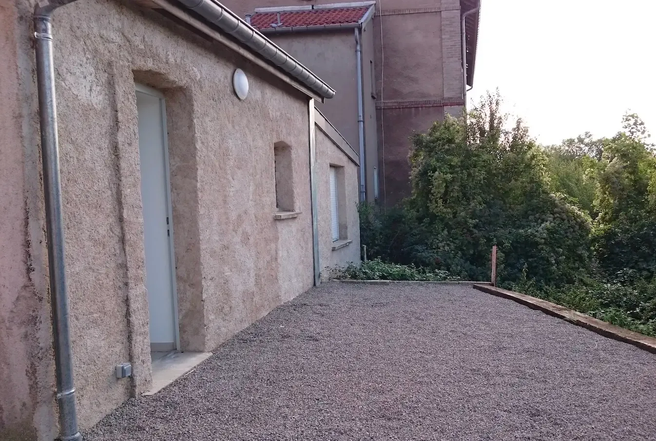 Même annexe en enduit ciment projeté vue depuis la terrasse
