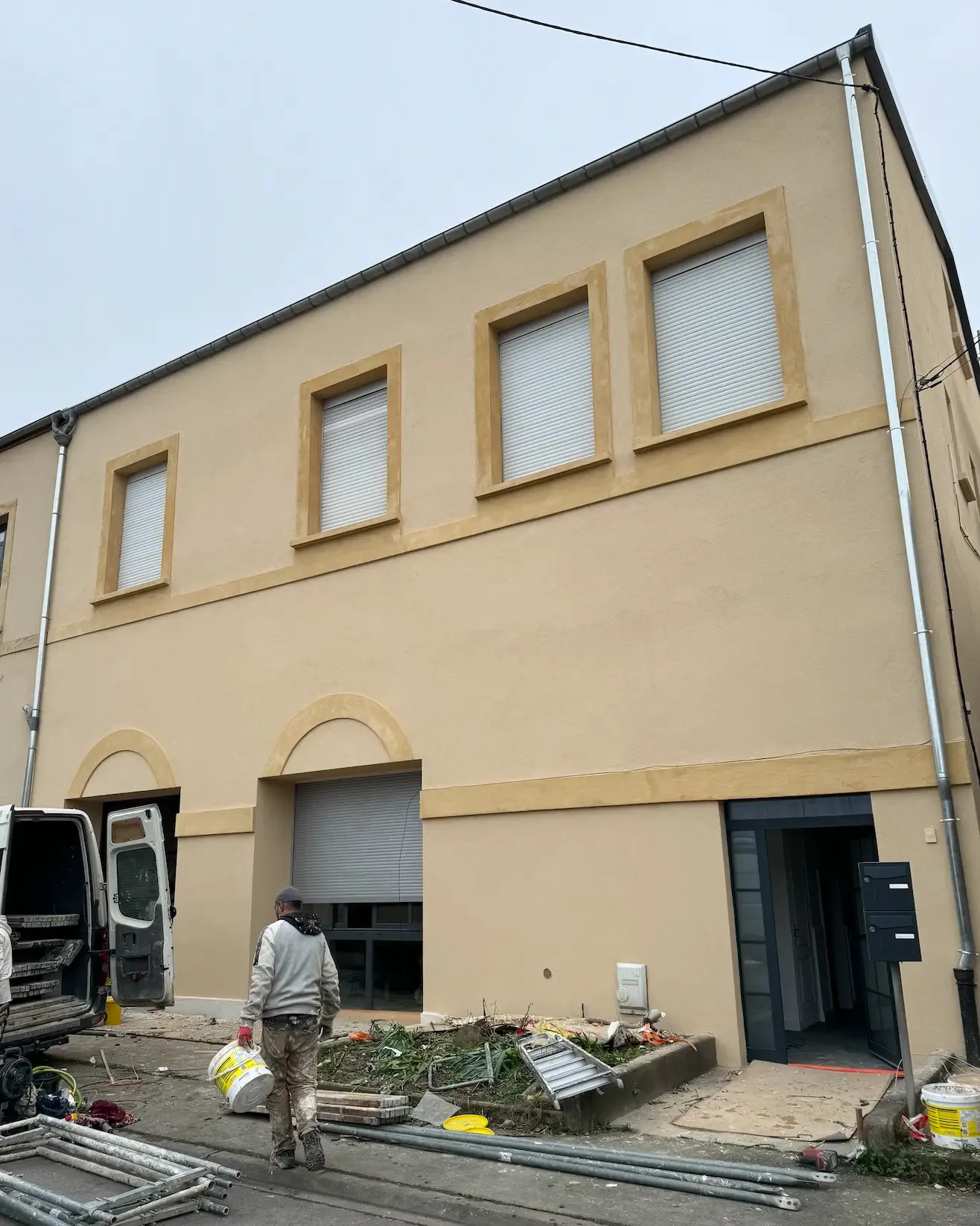 Façade terminée avec un revêtement plastique épais grésé beige