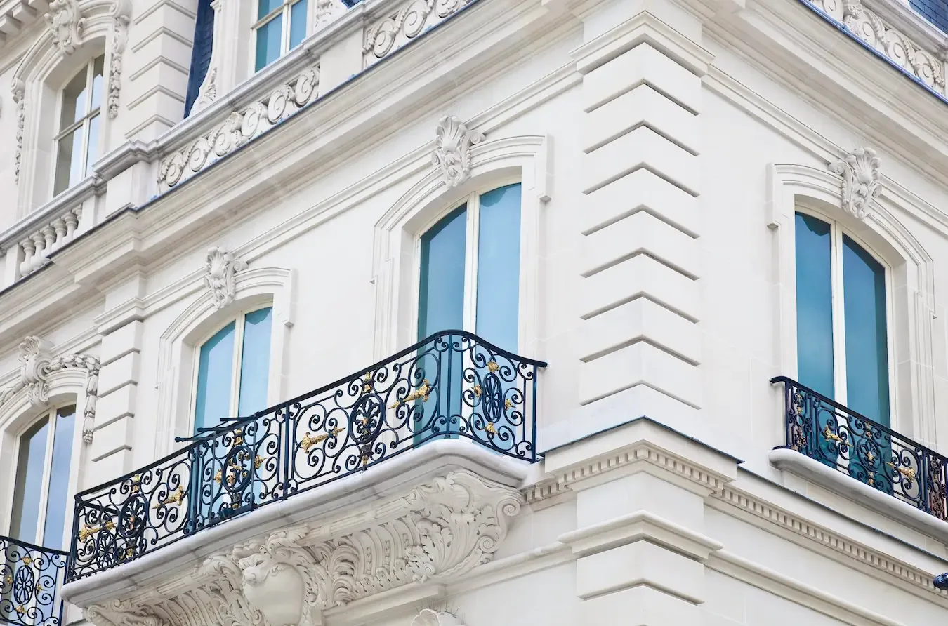Façade parisienne blanche ornée en enduit plâtre et chaux