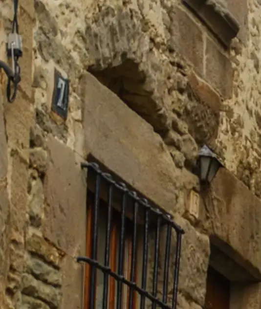 Façade très ancienne en maçonnerie naturelle partiellement désagrégée