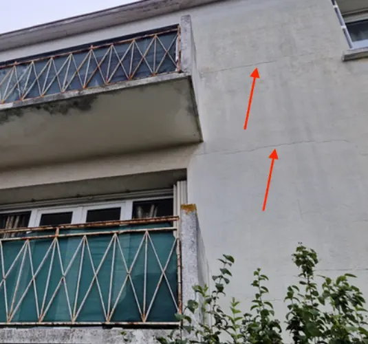 Fissures suivant les joints du support sous une peinture d'imperméabilité I4