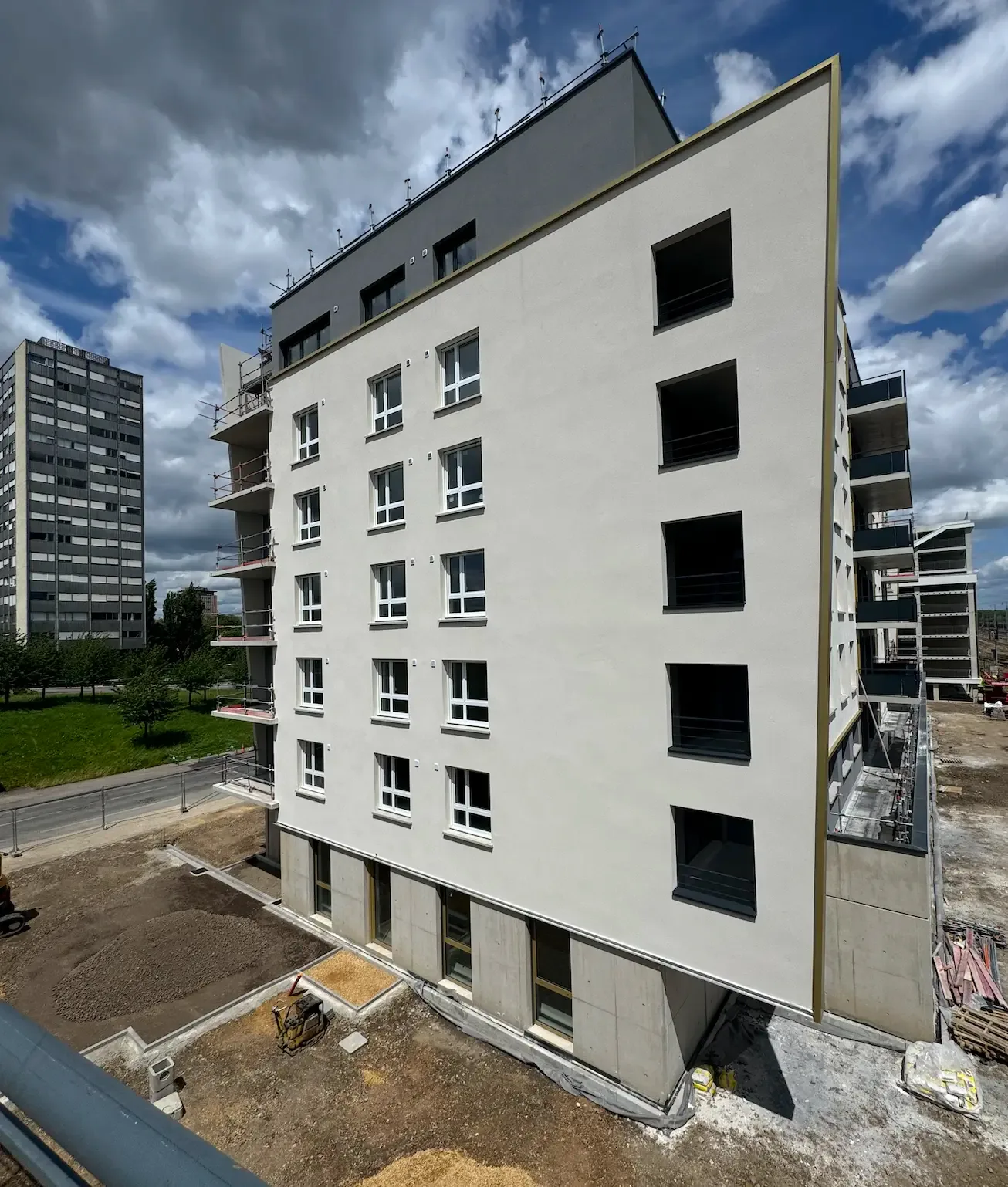 Défauts de planéité visibles au soleil rasant sur un immeuble moderne neuf