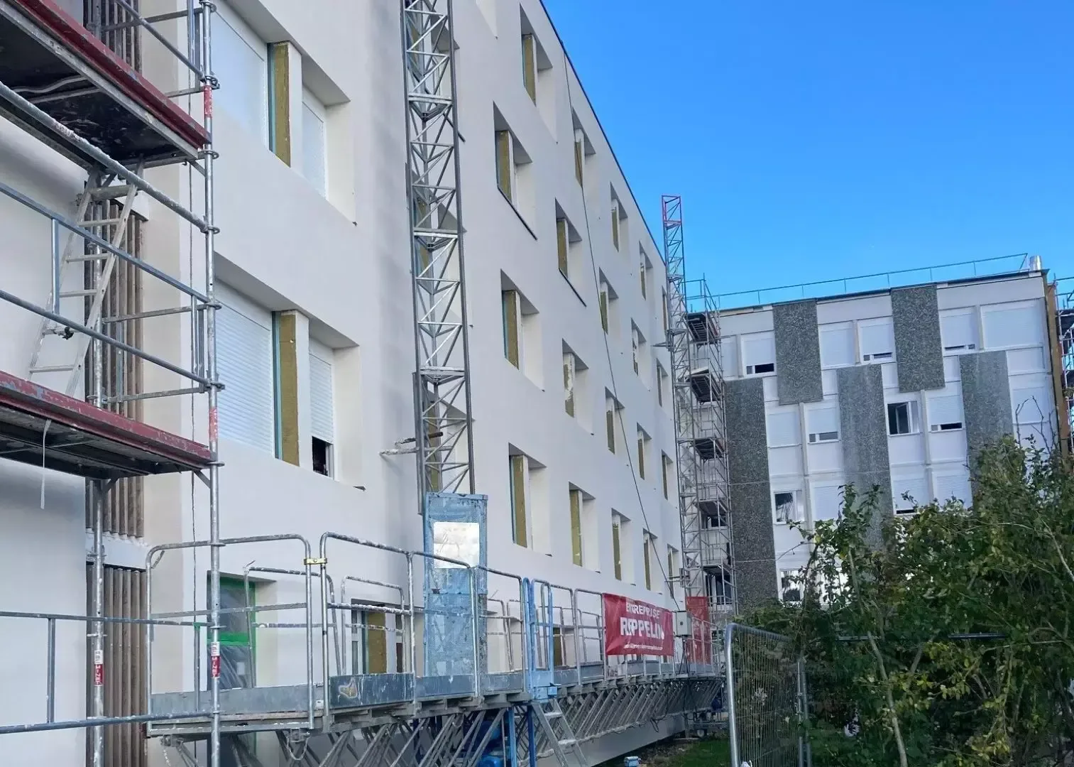 Immeuble collectif en rénovation thermique avec enduit synthétique