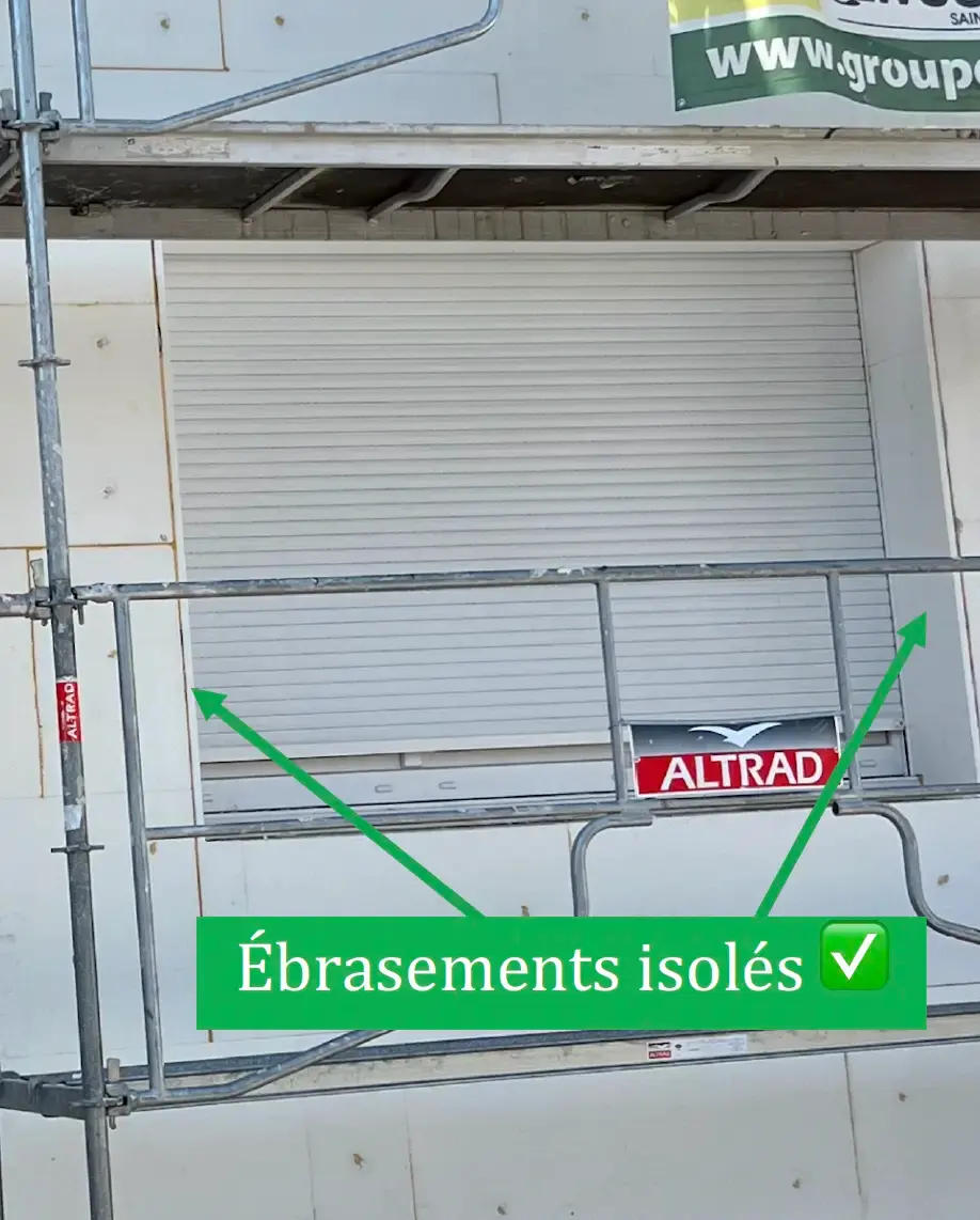 Ébrasements d'une fenêtre isolés pendant un chantier d'ITE
