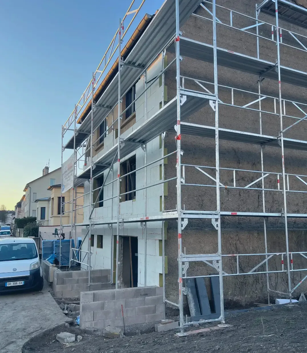 Bâtiment ancien isolé en laine minérale sans dépose préalable de l'enduit ciment