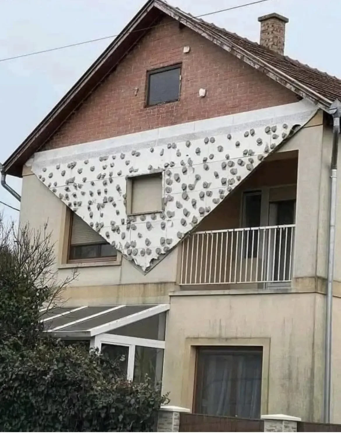 Panneaux isolants collés par plots sans chevillage mécanique