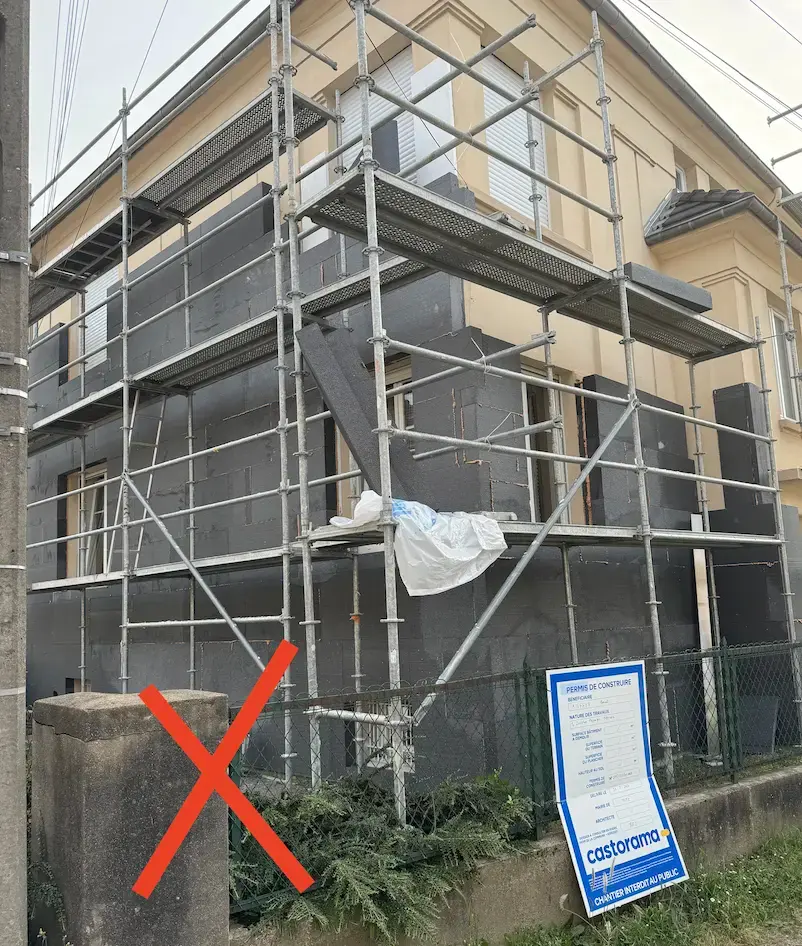 Panneaux isolants graphités fixés avec de nombreuses chevilles