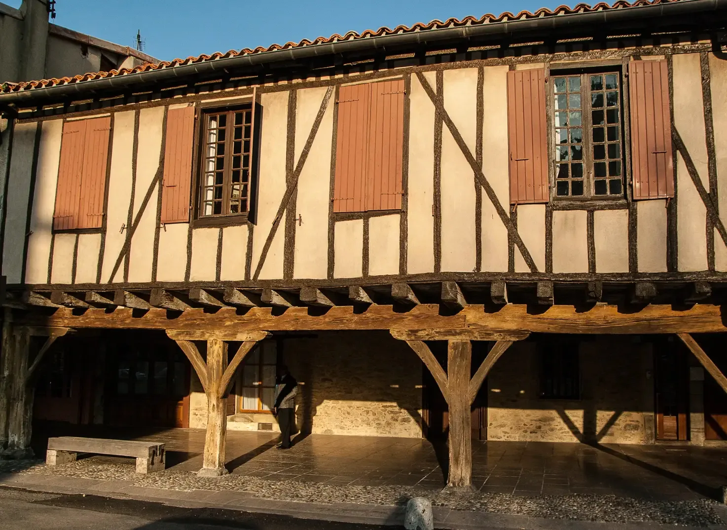 Maison ancienne à colombages avec galerie sur poteaux en bois