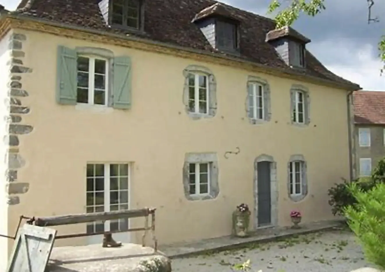 Maison ancienne avec enduit traditionnel jaune sable à la chaux aérienne