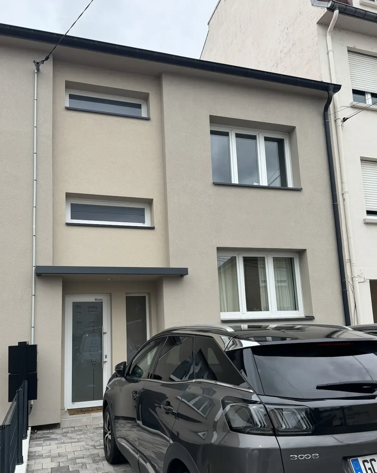 Maison achevée après isolation thermique extérieure et pose de l'enduit