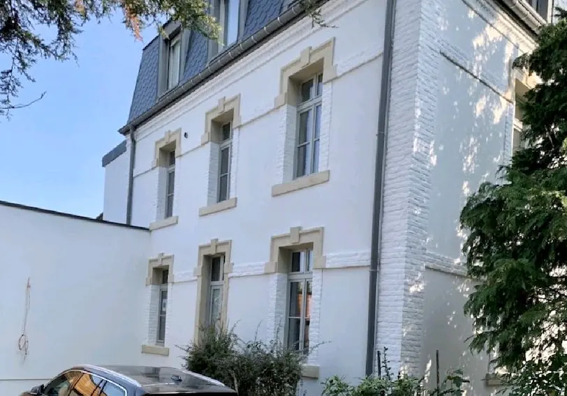 Même maison après ravalement avec façade blanche restaurée