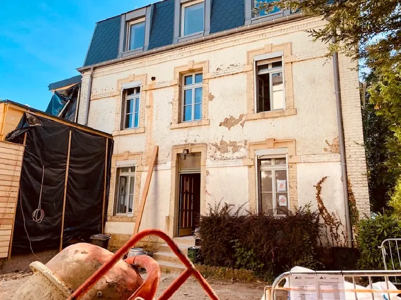 Maison ancienne avec façade blanche dégradée avant ravalement