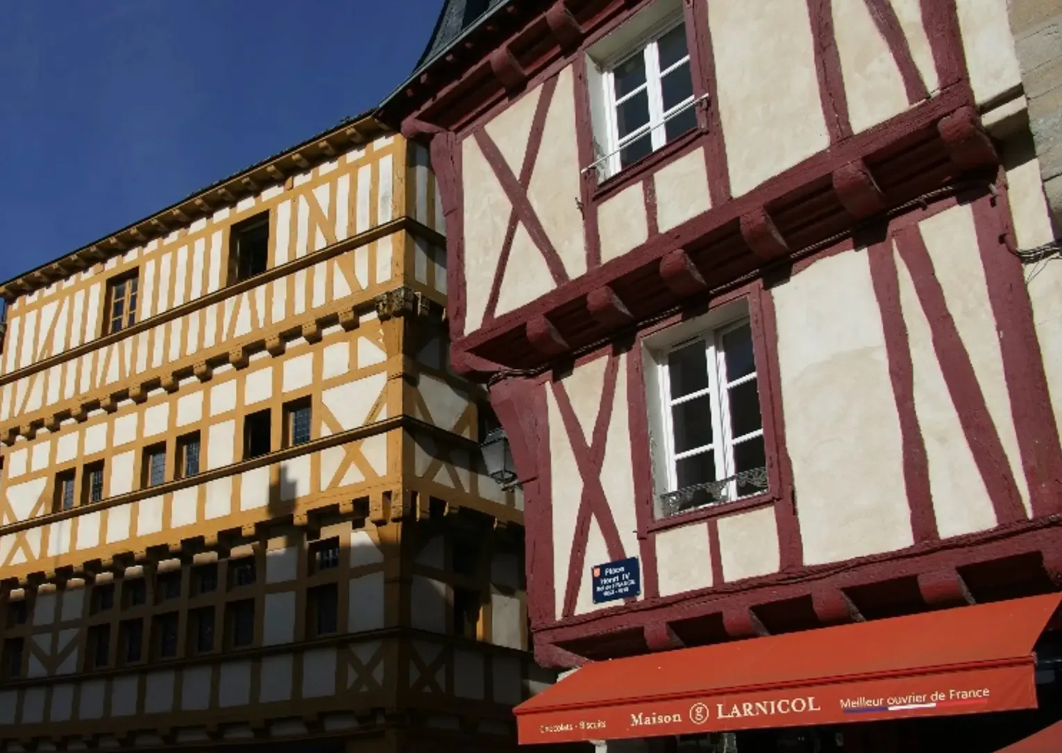 Deux maisons anciennes à colombages peints