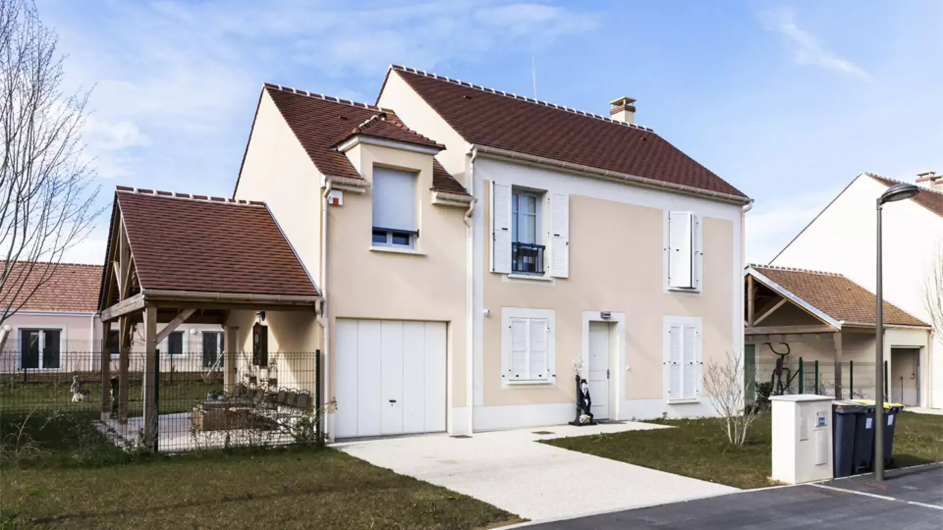 Maisons modernes terminées avec des enduits de façade colorés