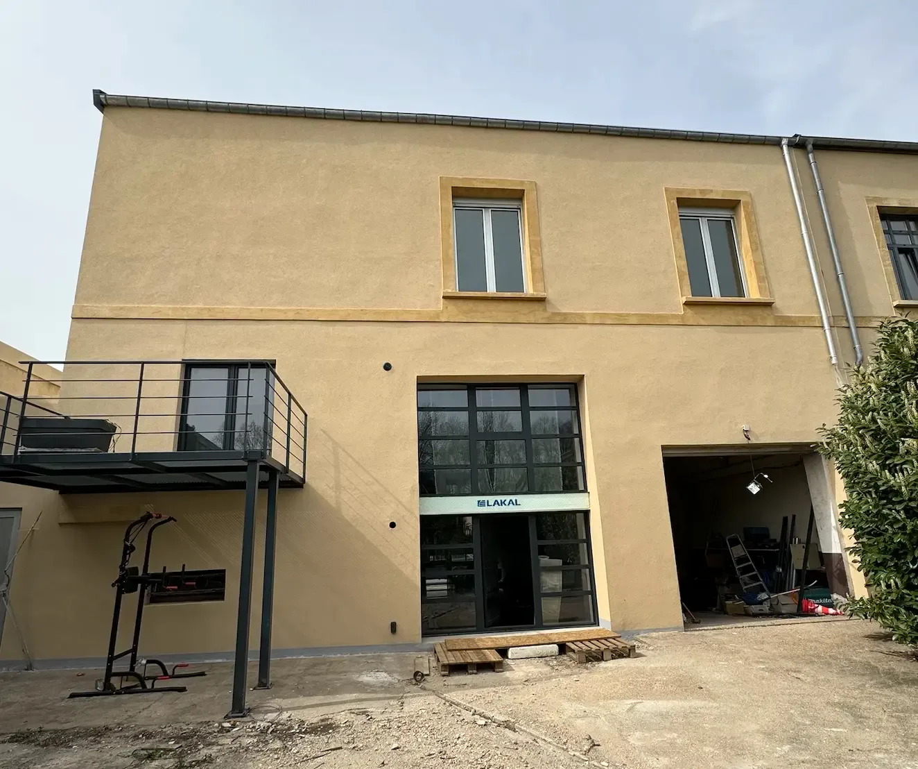 Même façade en RPE paraissant uniforme sous une lumière moins rasante
