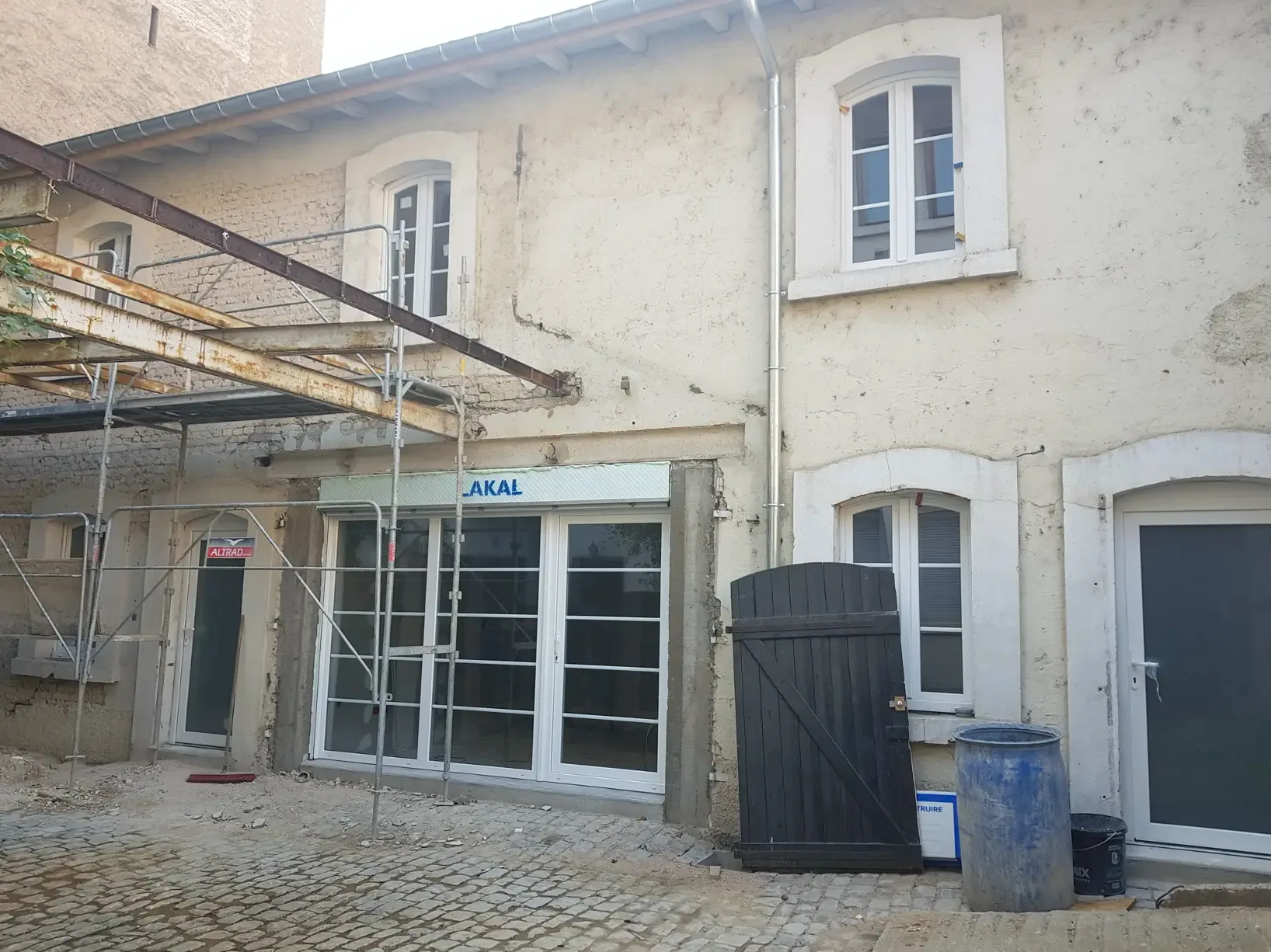 Nouvelles menuiseries extérieures posées avant le ravalement