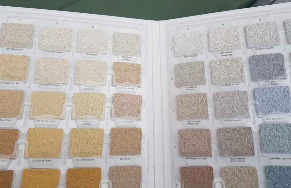 Nuancier présentant de nombreux échantillons de couleurs et textures d'enduit