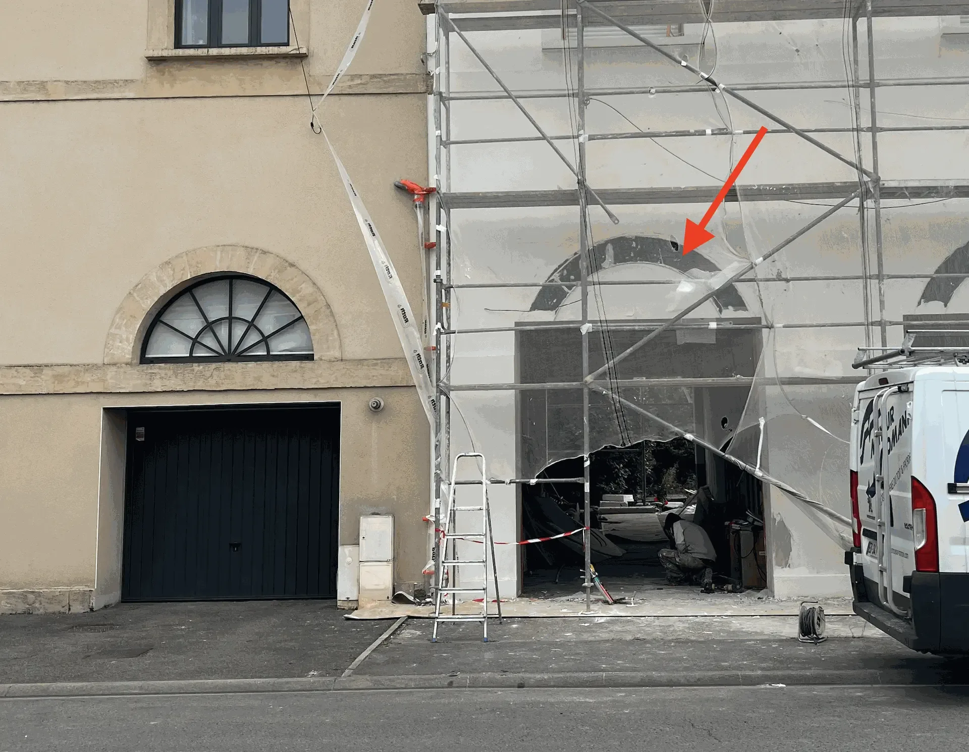 Chantier de recréation d'arcs décoratifs en polystyrène