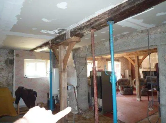 Exemple d'une poutre maîtresse renforcée en urgence après la coulée d'une chape ciment classique de 6 cm sur un plancher bois