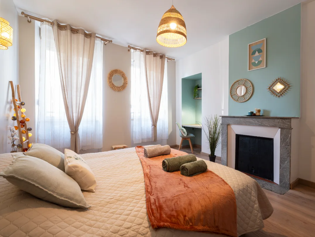 Chambre avec mur vert d’eau (RAL 5021)