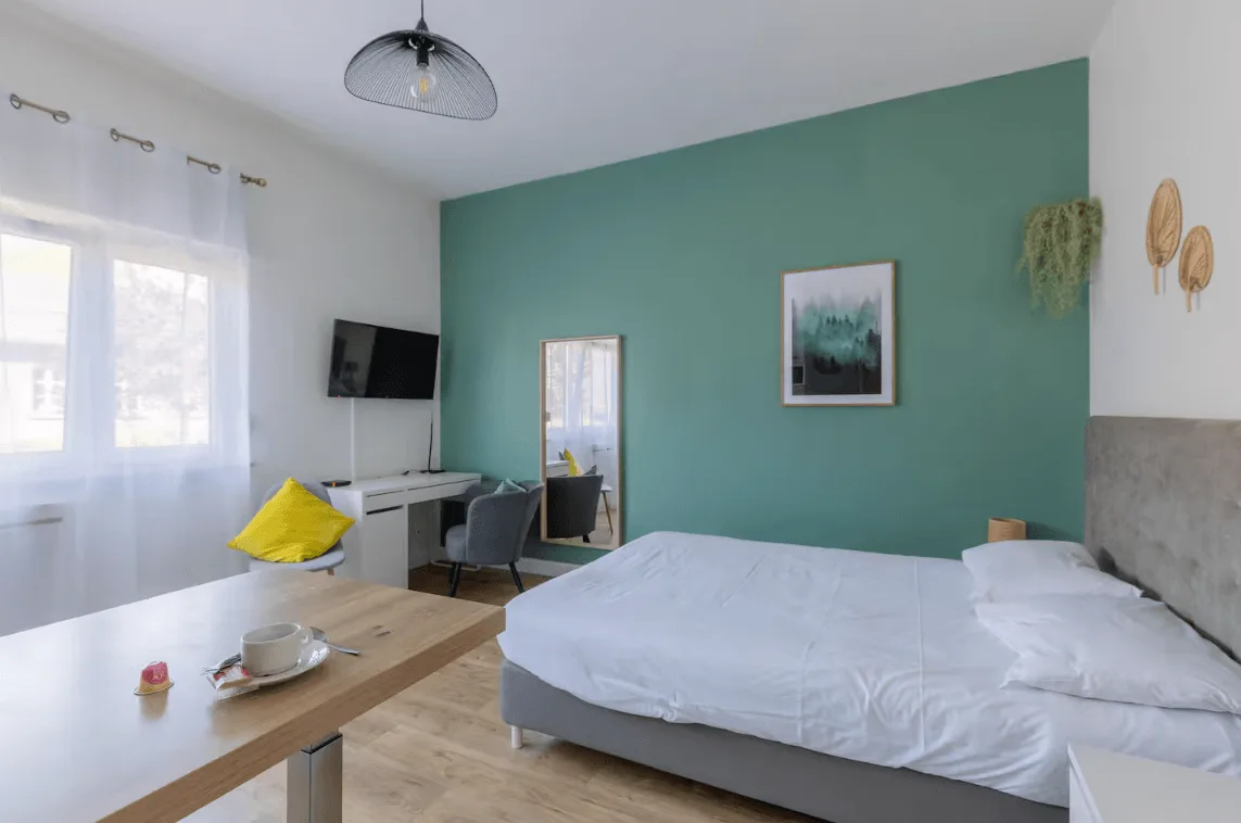 Après rénovation avec mur vert d’eau (RAL 5021)