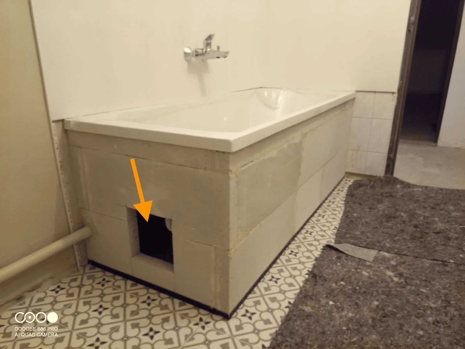 Exemple photo trappe accès bonde baignoire avant carrelage